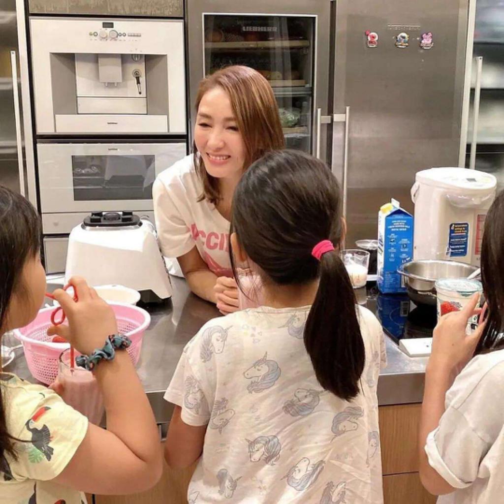 黎姿罕晒老公全家福：退圈15年，一代女神活成了这样？