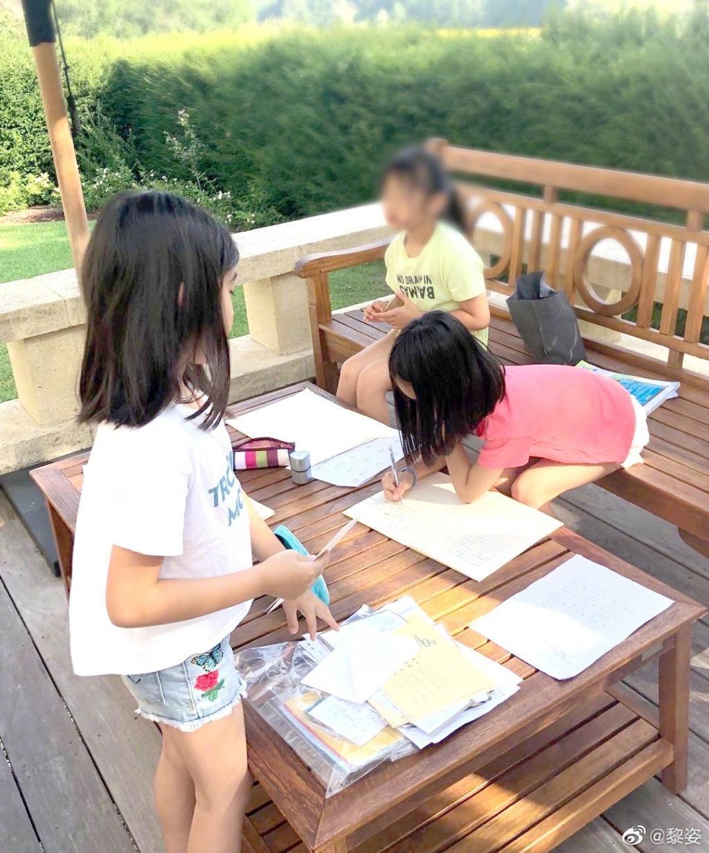 黎姿罕晒老公全家福：退圈15年，一代女神活成了这样？