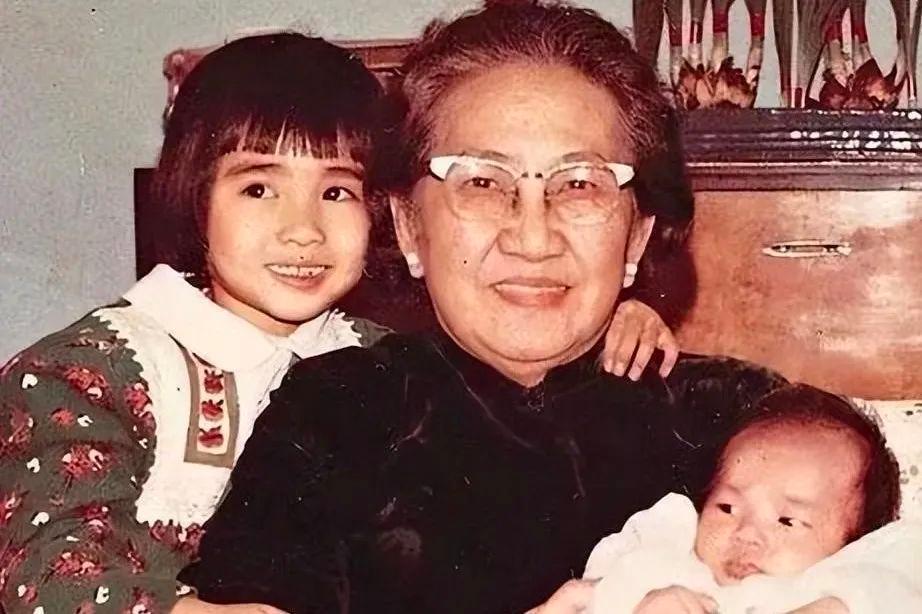 黎姿罕晒老公全家福：退圈15年，一代女神活成了这样？