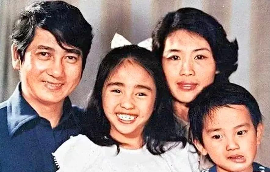 黎姿罕晒老公全家福：退圈15年，一代女神活成了这样？