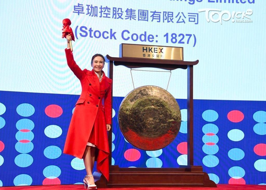 黎姿罕晒老公全家福：退圈15年，一代女神活成了这样？