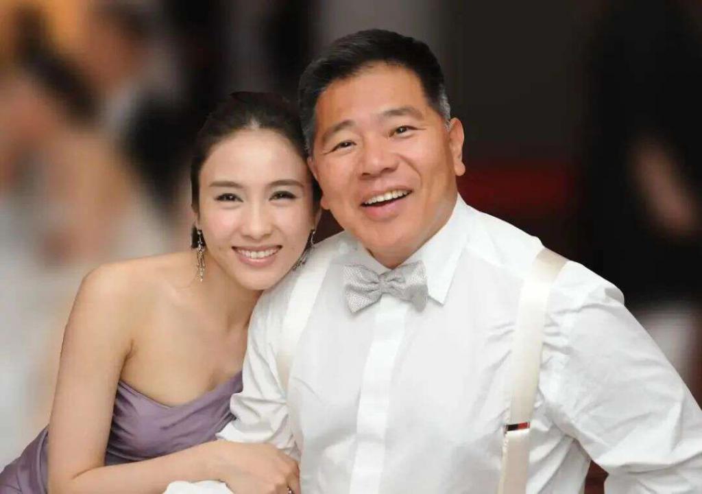 黎姿罕晒老公全家福：退圈15年，一代女神活成了这样？