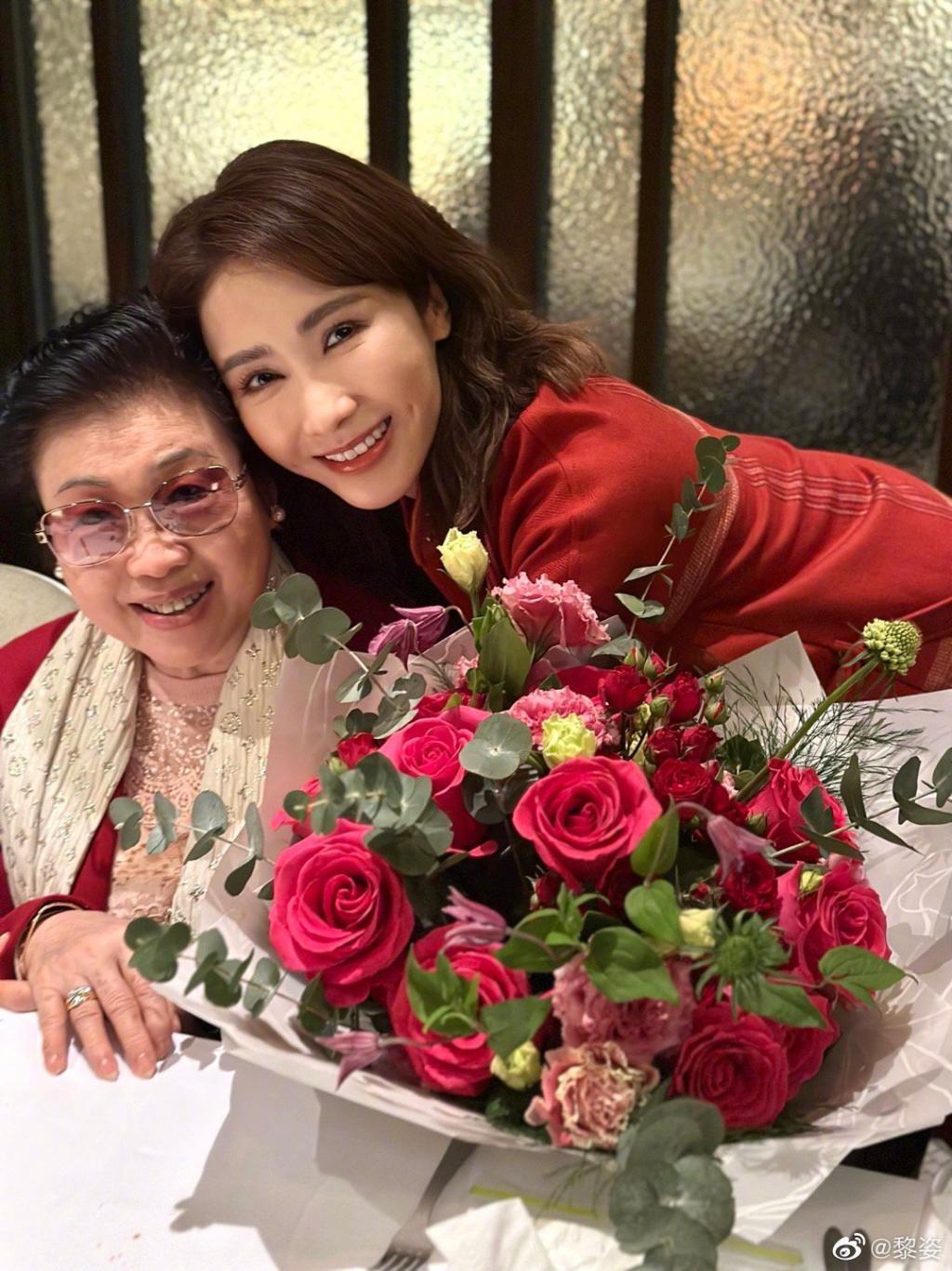 黎姿罕晒老公全家福：退圈15年，一代女神活成了这样？