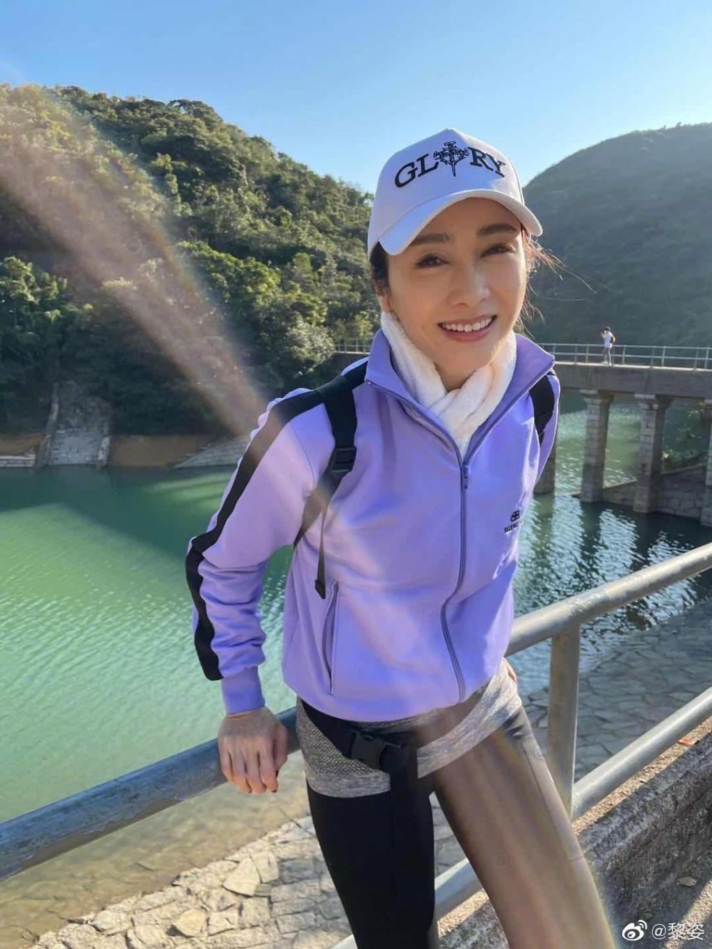 黎姿罕晒老公全家福：退圈15年，一代女神活成了这样？