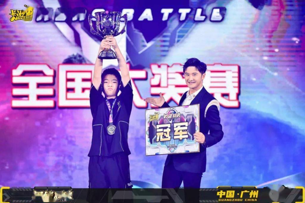 抛弃盲盒手办的年轻人，开始买几万一张的小纸片了。