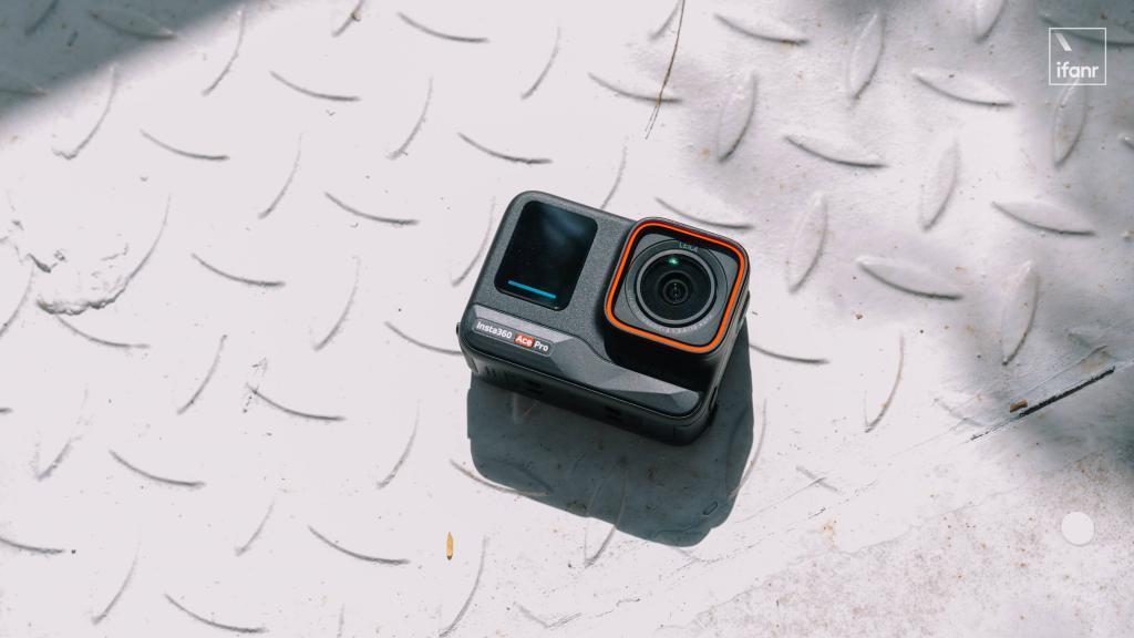 影石 Insta360 Ace Pro 发布：自带翻转屏的运动相机，超友好的入门选择