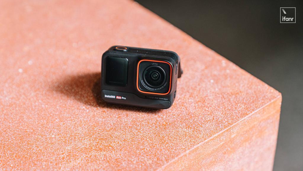 影石 Insta360 Ace Pro 发布：自带翻转屏的运动相机，超友好的入门选择