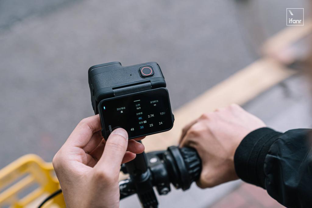 影石 Insta360 Ace Pro 发布：自带翻转屏的运动相机，超友好的入门选择