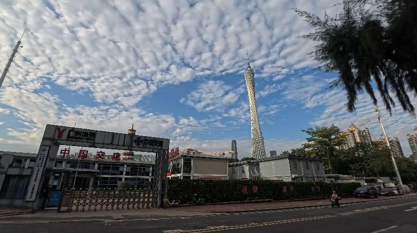 影石 Insta360 Ace Pro 发布：自带翻转屏的运动相机，超友好的入门选择