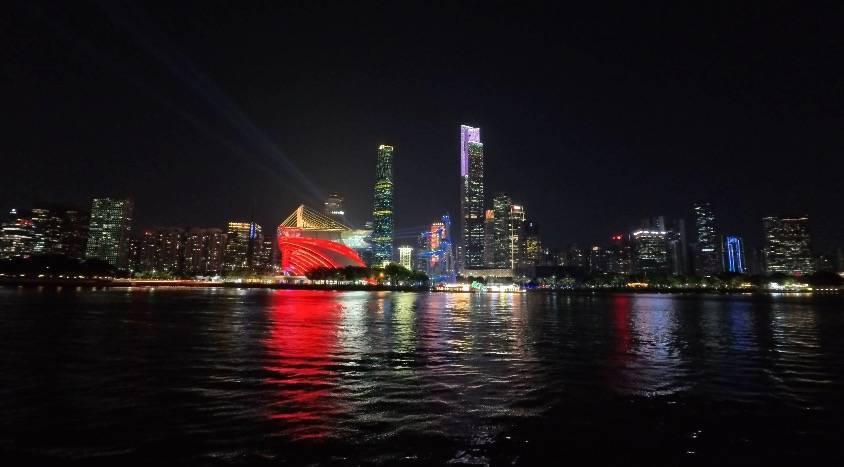 影石 Insta360 Ace Pro 发布：自带翻转屏的运动相机，超友好的入门选择