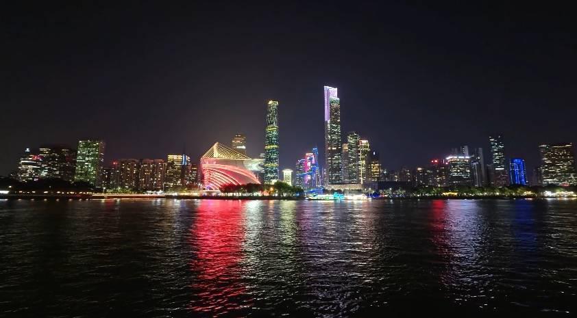 影石 Insta360 Ace Pro 发布：自带翻转屏的运动相机，超友好的入门选择