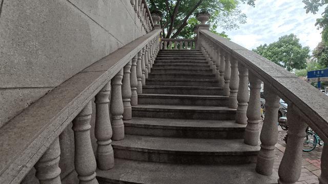 影石 Insta360 Ace Pro 发布：自带翻转屏的运动相机，超友好的入门选择