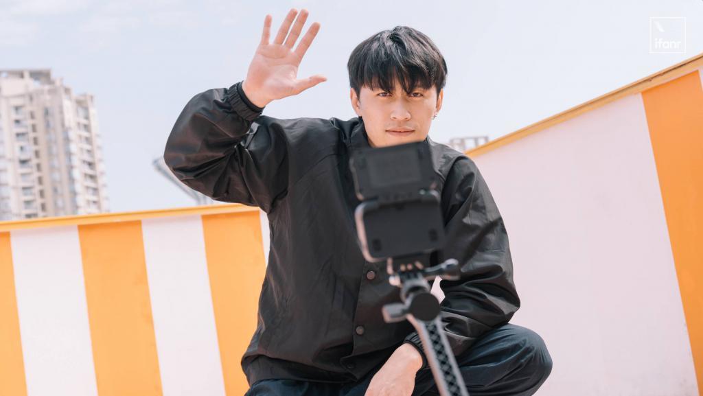 影石 Insta360 Ace Pro 发布：自带翻转屏的运动相机，超友好的入门选择