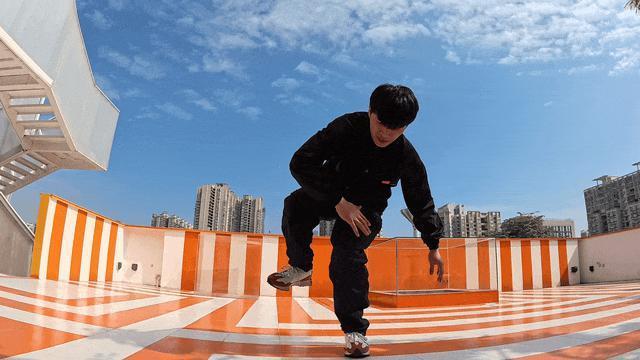 影石 Insta360 Ace Pro 发布：自带翻转屏的运动相机，超友好的入门选择