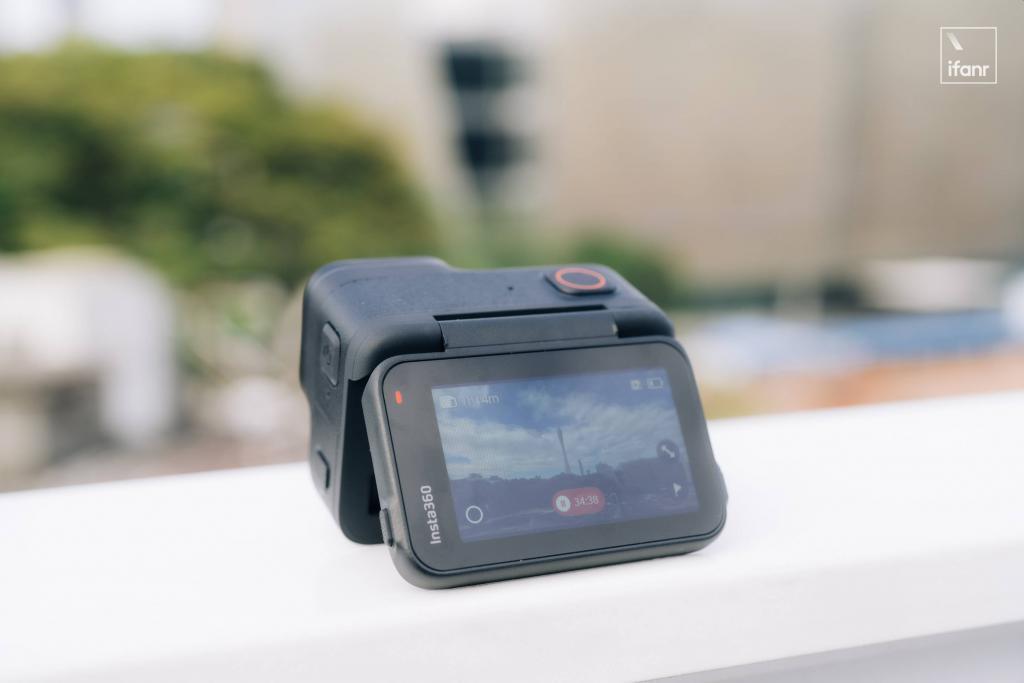 影石 Insta360 Ace Pro 发布：自带翻转屏的运动相机，超友好的入门选择