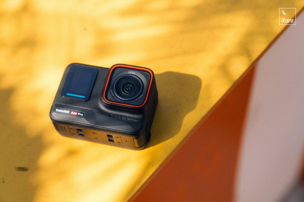 影石 Insta360 Ace Pro 发布：自带翻转屏的运动相机，超友好的入门选择