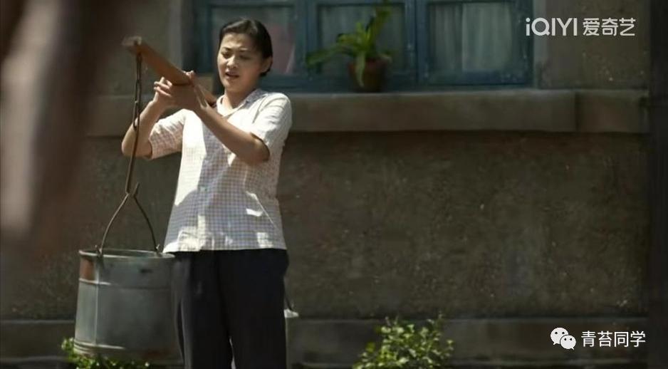 再看《父母爱情》才懂，安杰担水为什么特意换裙子高跟鞋