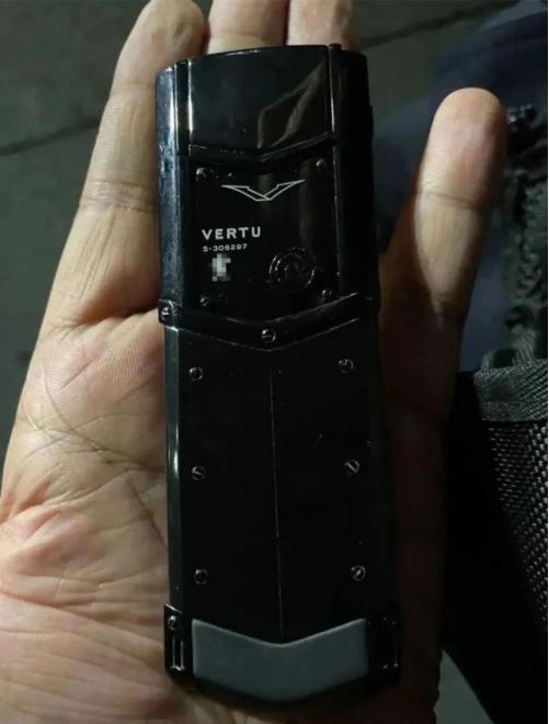 王先生丢30万手机上热搜!VERTU:推出“真人寻机”服务