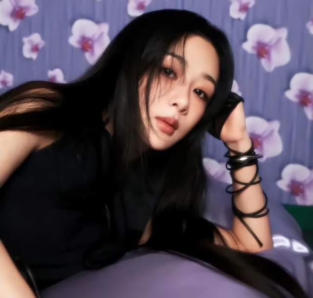 杨紫穿蓝血高奢登杂志 被嘲时尚绝缘体撞脸杨幂