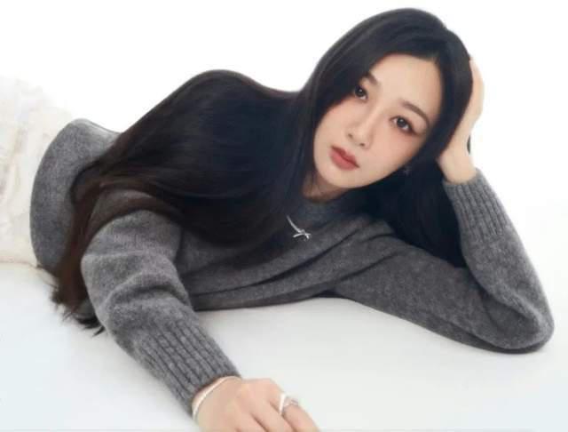 杨紫穿蓝血高奢登杂志 被嘲时尚绝缘体撞脸杨幂