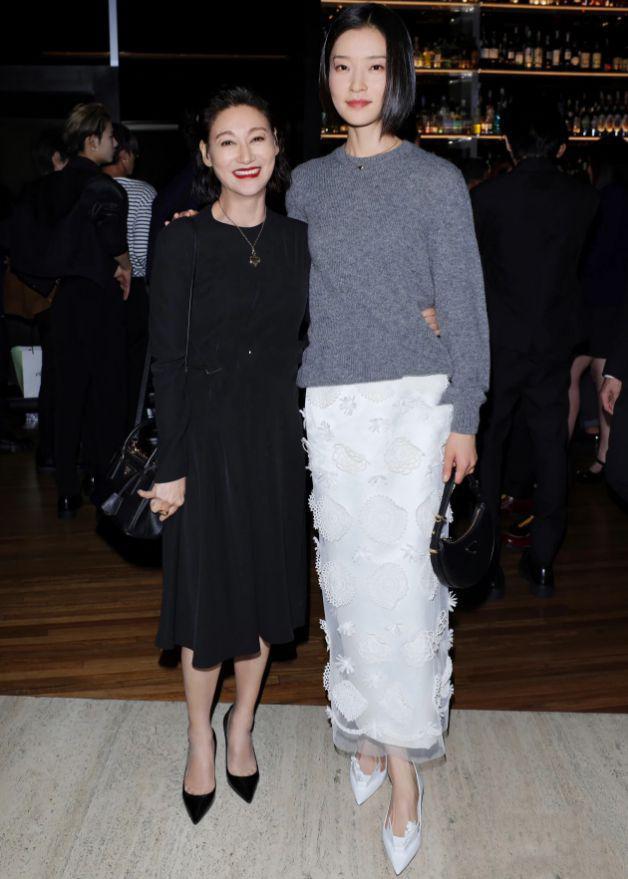 杨紫穿蓝血高奢登杂志 被嘲时尚绝缘体撞脸杨幂