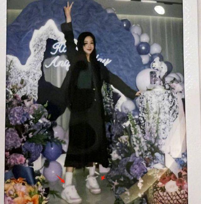 杨紫穿蓝血高奢登杂志 被嘲时尚绝缘体撞脸杨幂