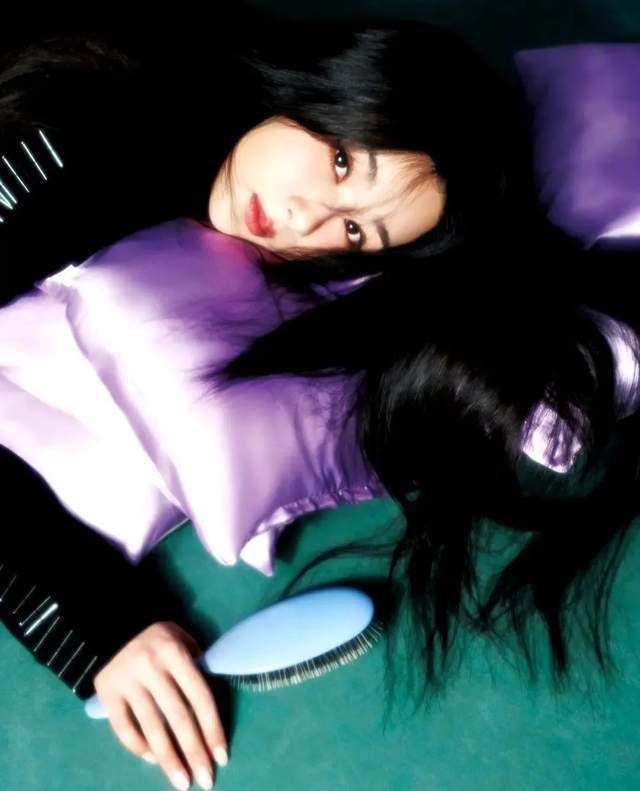 杨紫穿蓝血高奢登杂志 被嘲时尚绝缘体撞脸杨幂