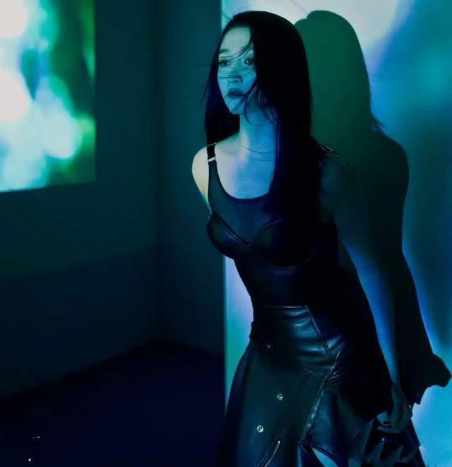 杨紫穿蓝血高奢登杂志 被嘲时尚绝缘体撞脸杨幂