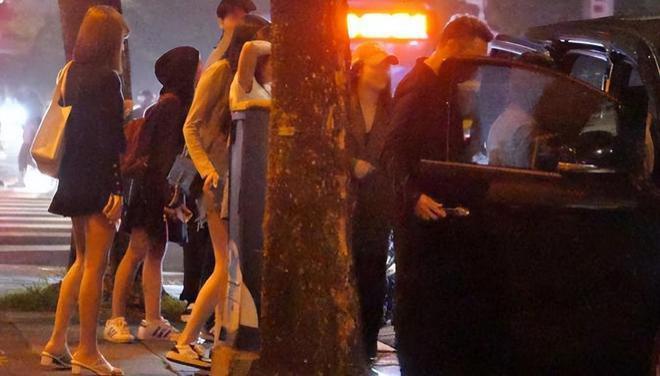 小S老公许雅钧一晚3场聚会 深夜和啦啦队女生见面