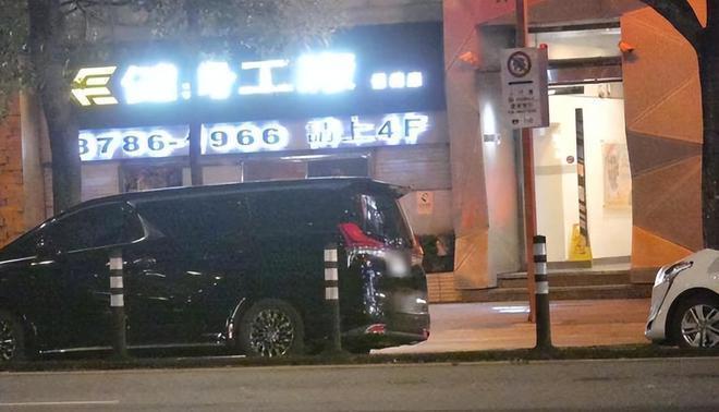 小S老公许雅钧一晚3场聚会 深夜和啦啦队女生见面