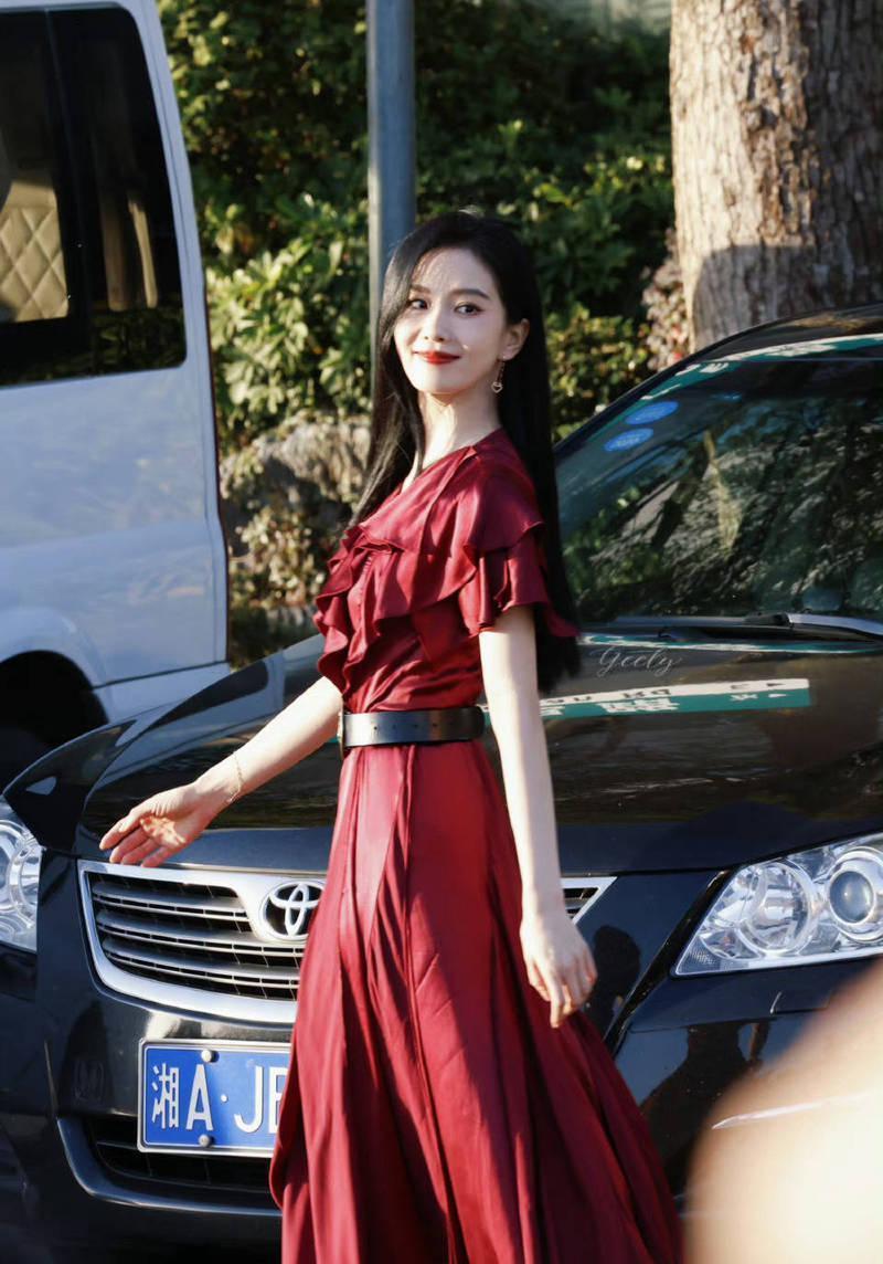 刘诗诗一袭红裙明艳典雅 和粉丝互动温婉大方
