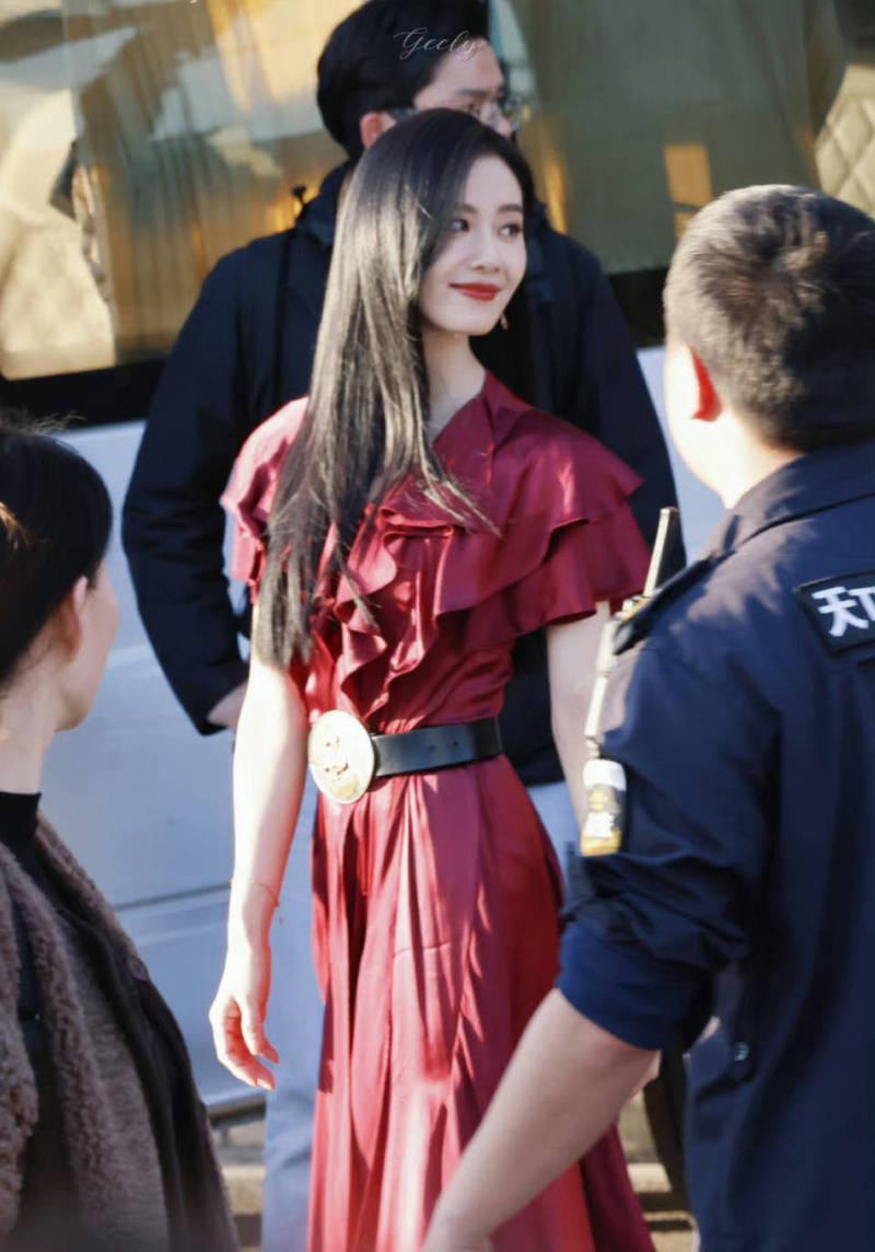 刘诗诗一袭红裙明艳典雅 和粉丝互动温婉大方