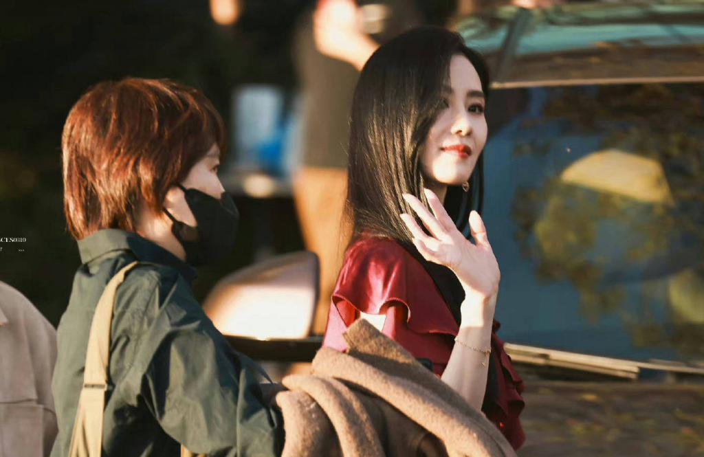 刘诗诗一袭红裙明艳典雅 和粉丝互动温婉大方