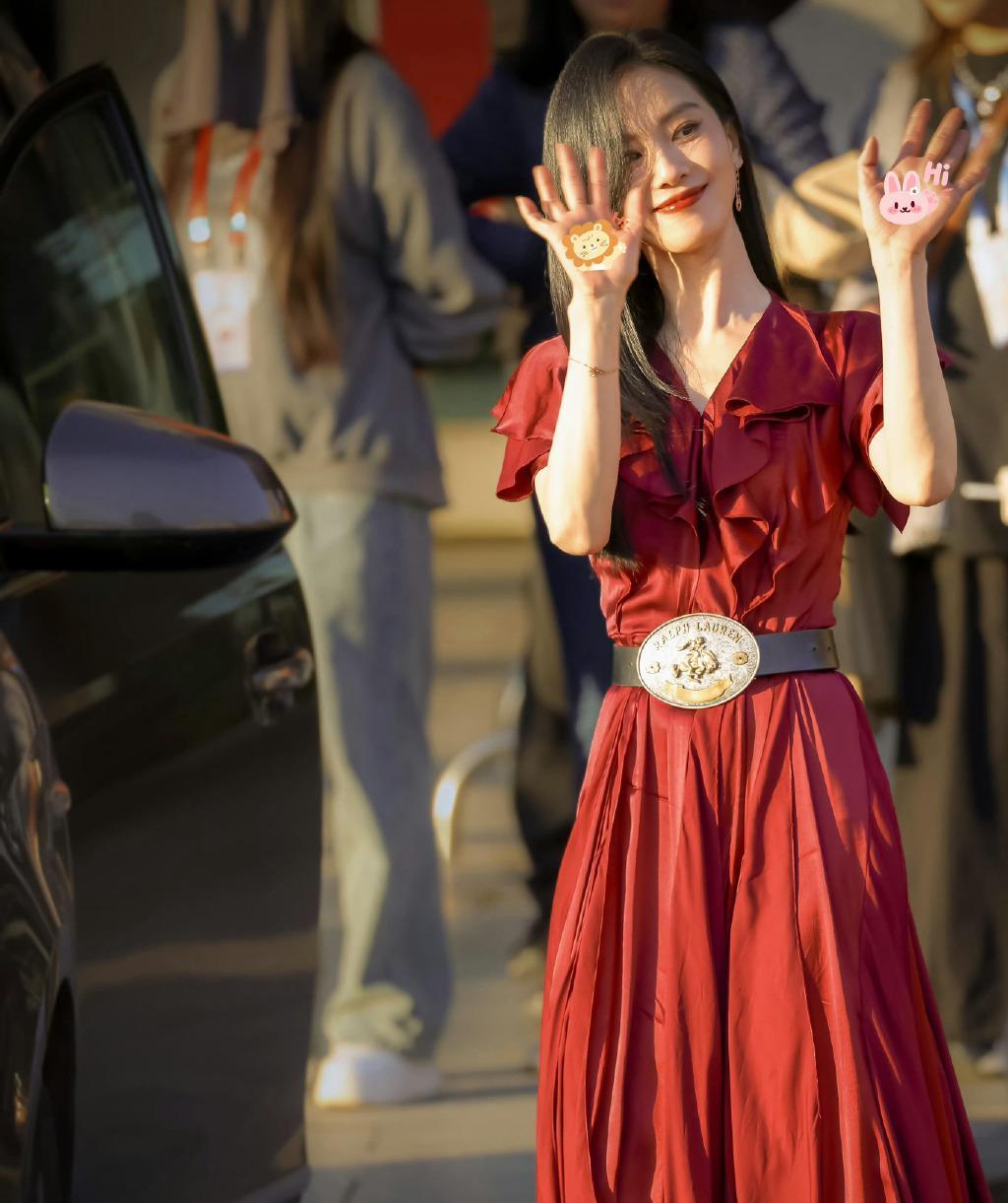 刘诗诗一袭红裙明艳典雅 和粉丝互动温婉大方