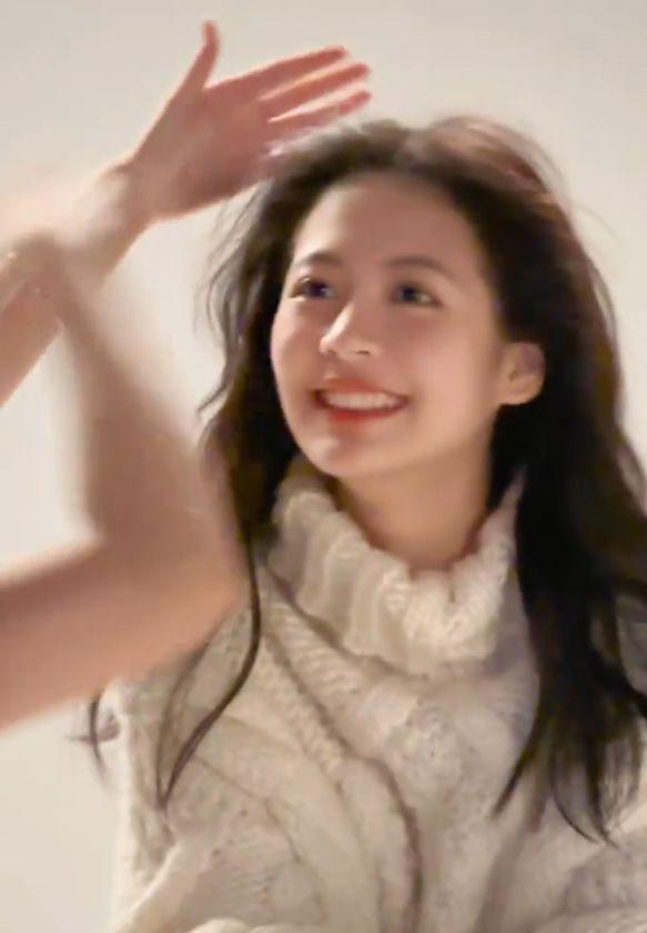 翁虹晒全家合影视频 16岁女儿笑容甜美好可爱