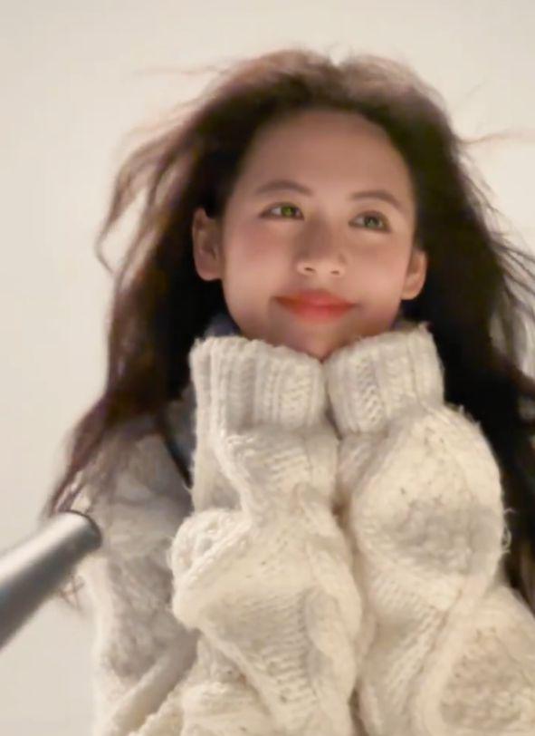 翁虹晒全家合影视频 16岁女儿笑容甜美好可爱