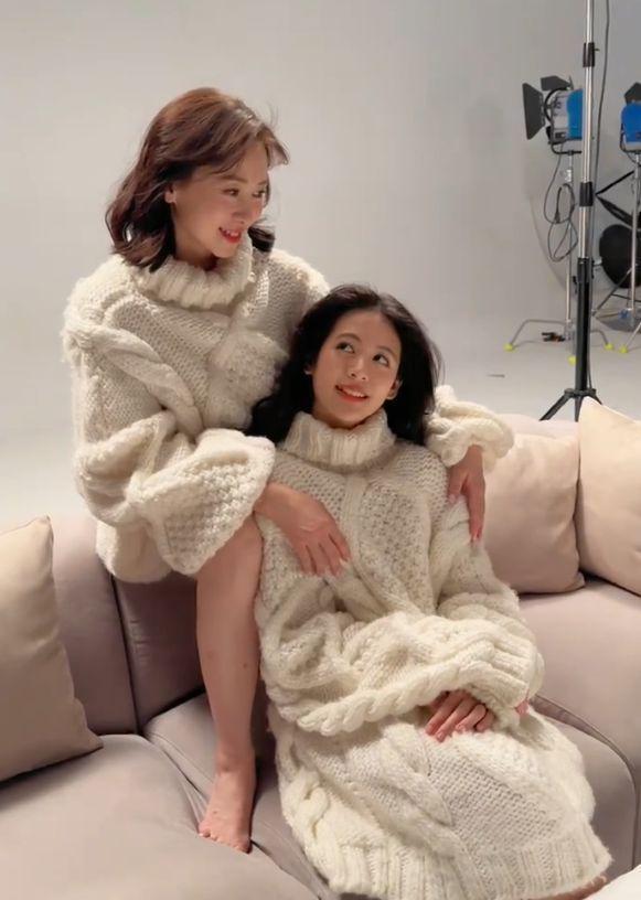 翁虹晒全家合影视频 16岁女儿笑容甜美好可爱