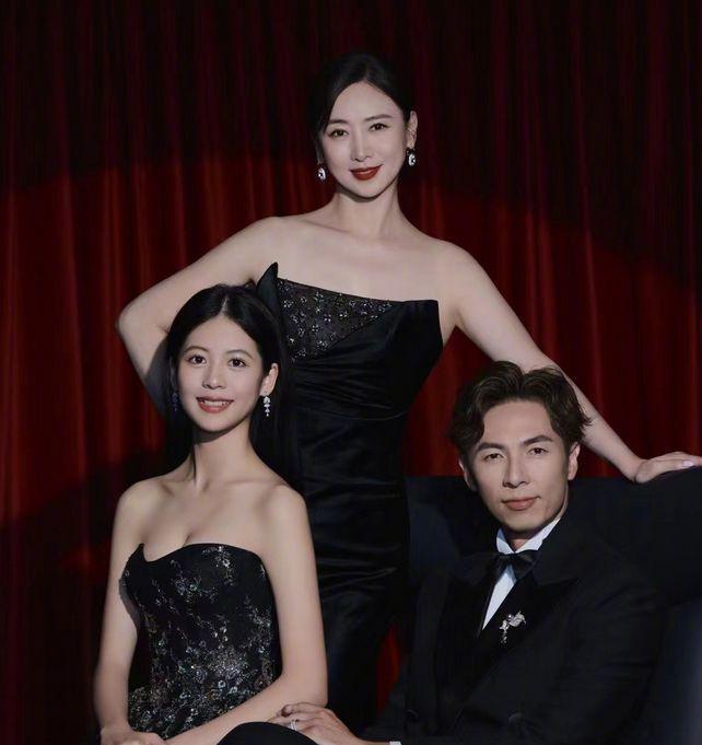 翁虹晒全家合影视频 16岁女儿笑容甜美好可爱