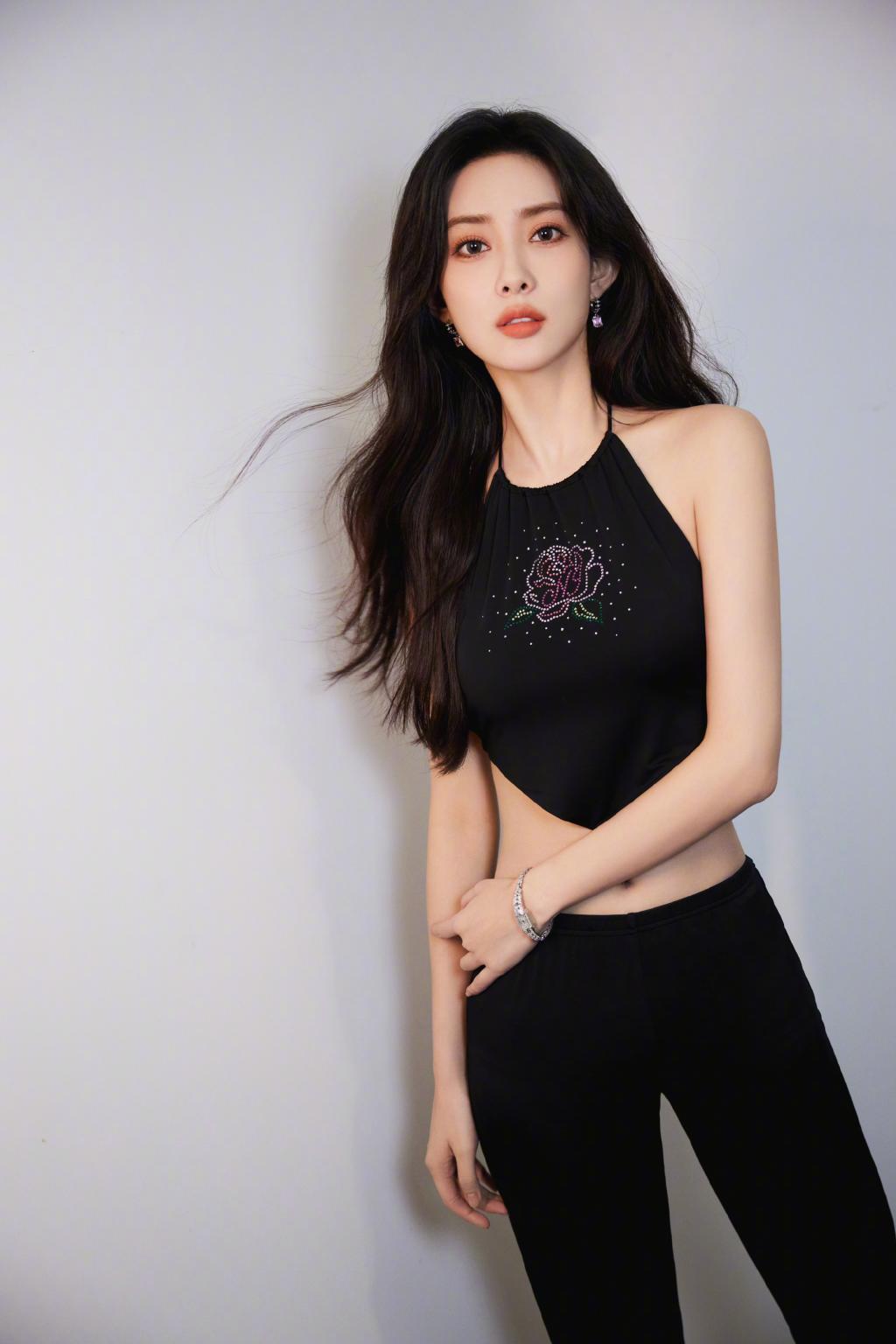 气场全开！孟子义穿清凉吊带秀香肩蛮腰