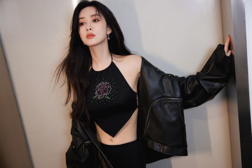 气场全开！孟子义穿清凉吊带秀香肩蛮腰