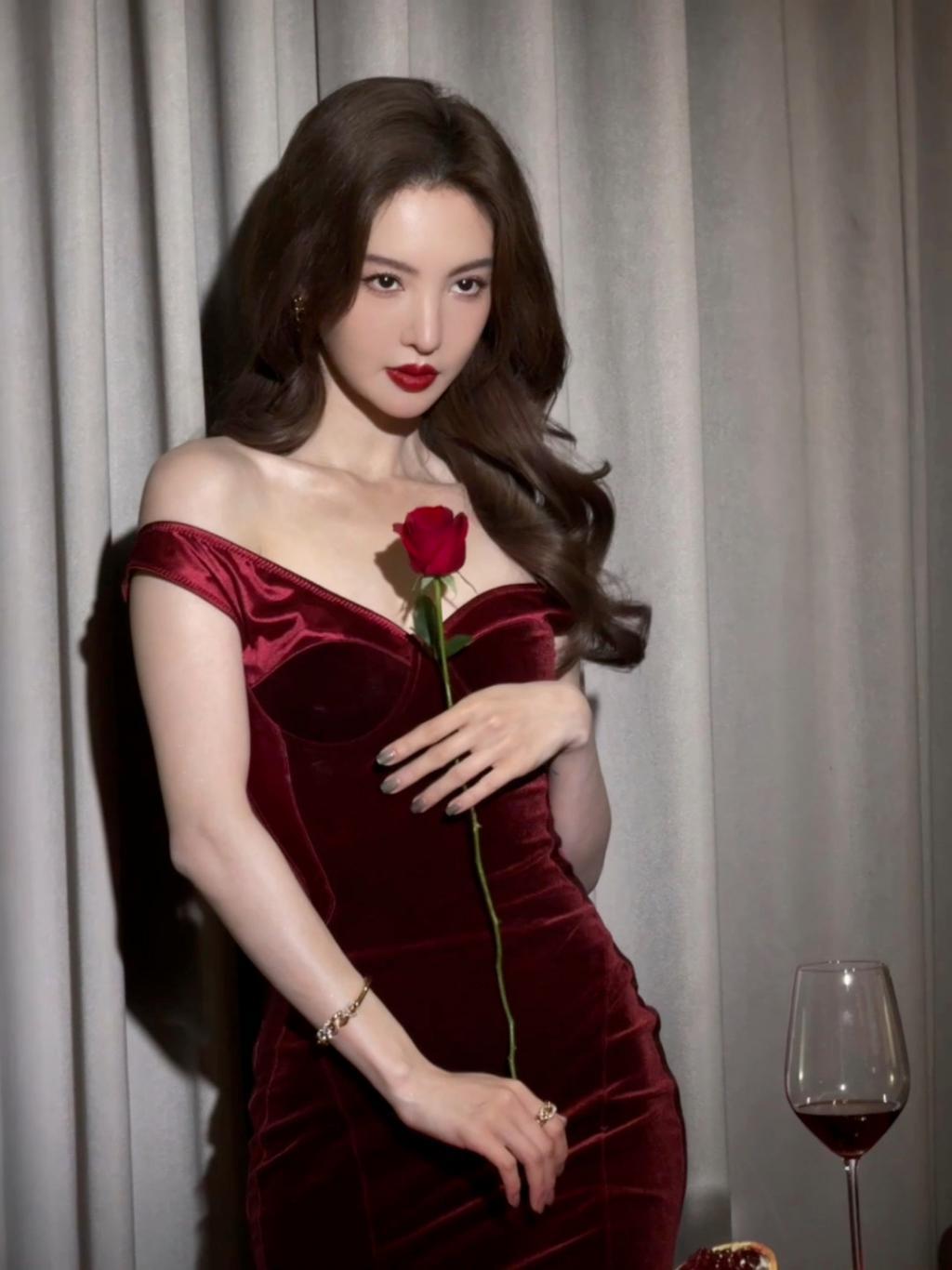 金晨穿红丝绒礼服露香肩 卷发红唇妩媚撩人