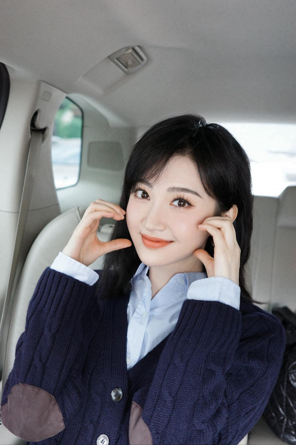 景甜车内美照大放送 脸颊比心甜度满分