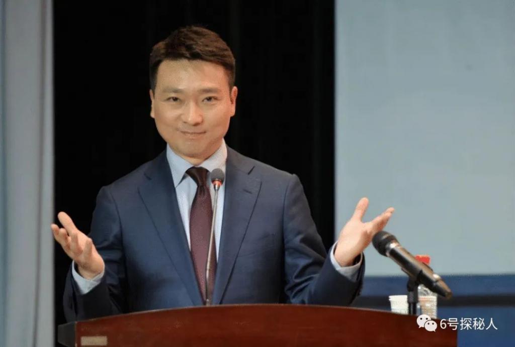 世上男人千千万，康辉这样的最罕见，难怪撒贝宁都自愧不如