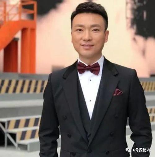 世上男人千千万，康辉这样的最罕见，难怪撒贝宁都自愧不如