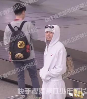 分手几个月已换两位女伴，且还都长得像他前女友？