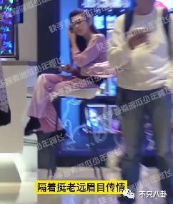 分手几个月已换两位女伴，且还都长得像他前女友？
