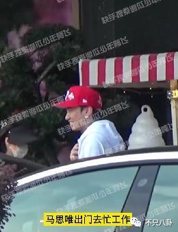 分手几个月已换两位女伴，且还都长得像他前女友？