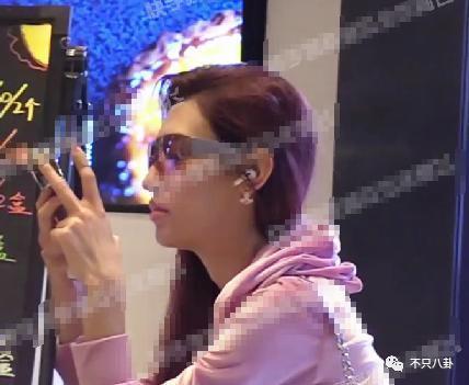 分手几个月已换两位女伴，且还都长得像他前女友？