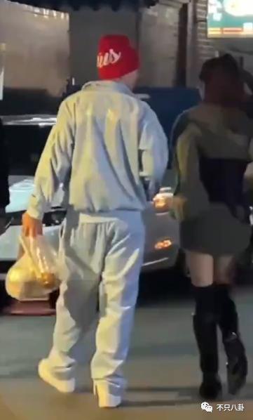 分手几个月已换两位女伴，且还都长得像他前女友？
