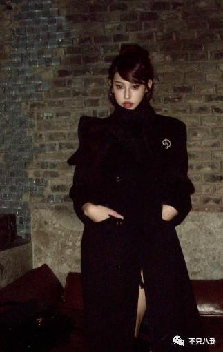 分手几个月已换两位女伴，且还都长得像他前女友？